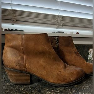 7.5 Clark’s leather boots